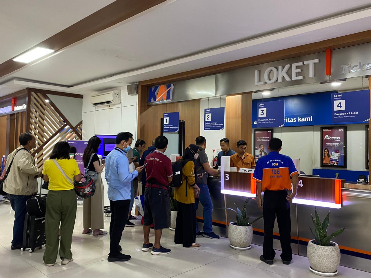 Antrean loket pembatalan tiket perjalanan di Stasiun Surabaya Pasarturi imbas banjir Semarang kemarin, Kamis (14/3/2024). Foto: Meilita suarasurabaya.net