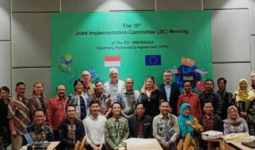 Peserta Indonesia – EU Joint Implementation Committee Meeting 2024 berfoto bersama di Jakarta, Jumat (15/3/2024). Foto: KLHK