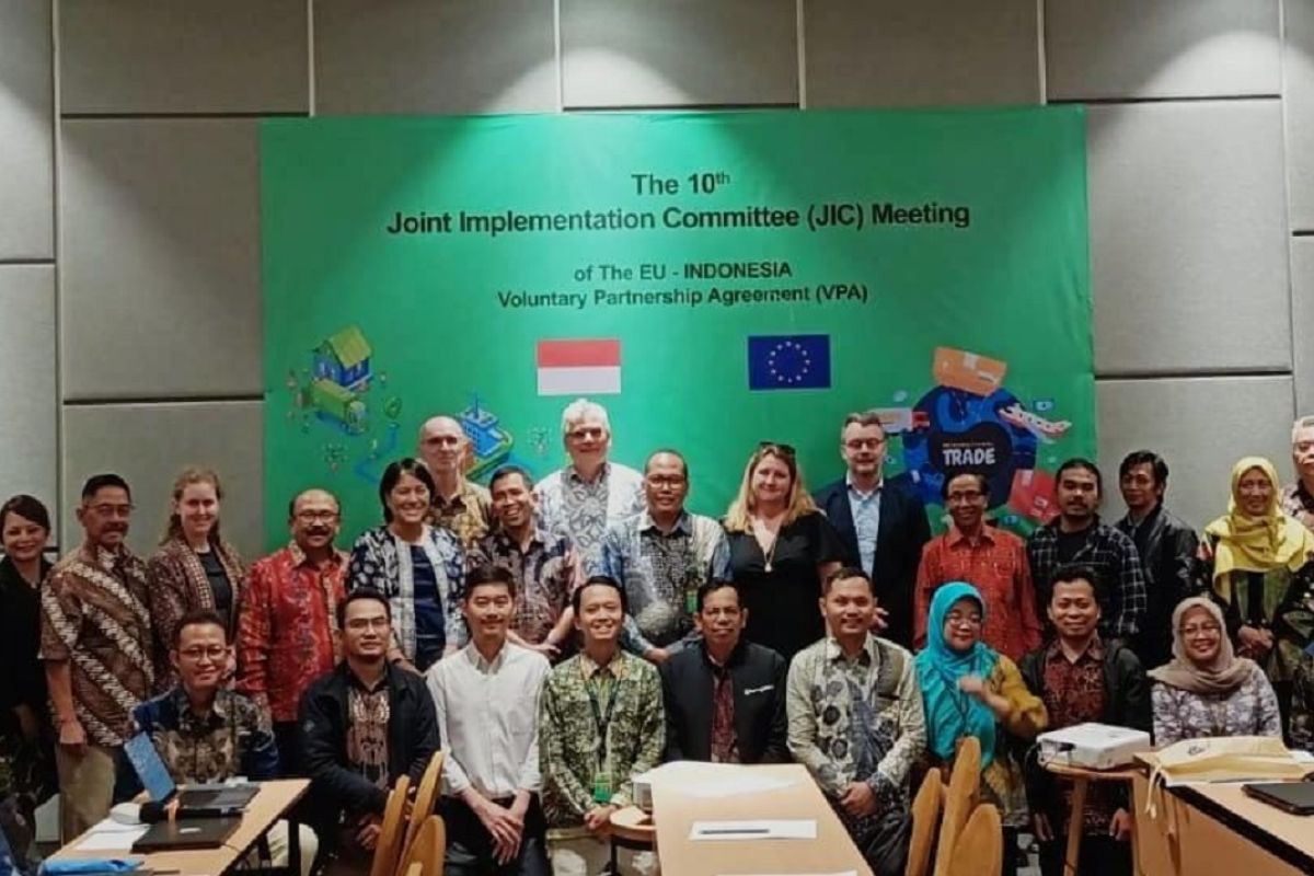 Peserta Indonesia – EU Joint Implementation Committee Meeting 2024 berfoto bersama di Jakarta, Jumat (15/3/2024). Foto: KLHK