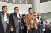 Hasyim Asy'ari Ketua Komisi Pemilihan Umum (KPU) (ketiga dari kiri) saat ditemui di Gedung Mahkamah Konstitusi (MK), Jakarta, Rabu (27/03/2024). Foto: Antara