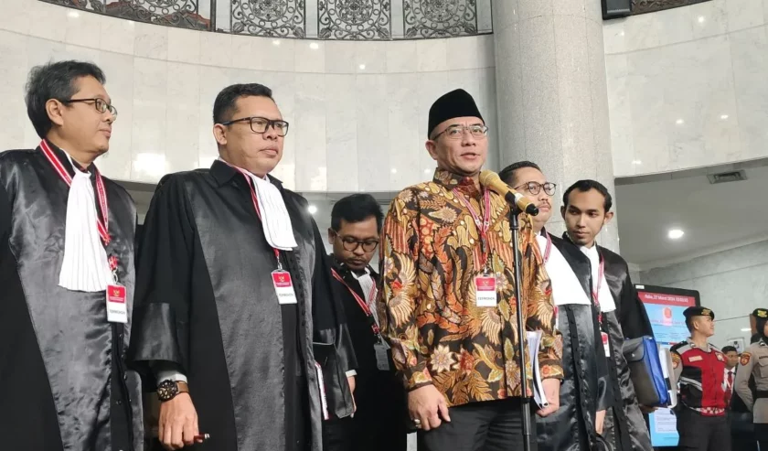 Hasyim Asy'ari Ketua Komisi Pemilihan Umum (KPU) (ketiga dari kiri) saat ditemui di Gedung Mahkamah Konstitusi (MK), Jakarta, Rabu (27/03/2024). Foto: Antara