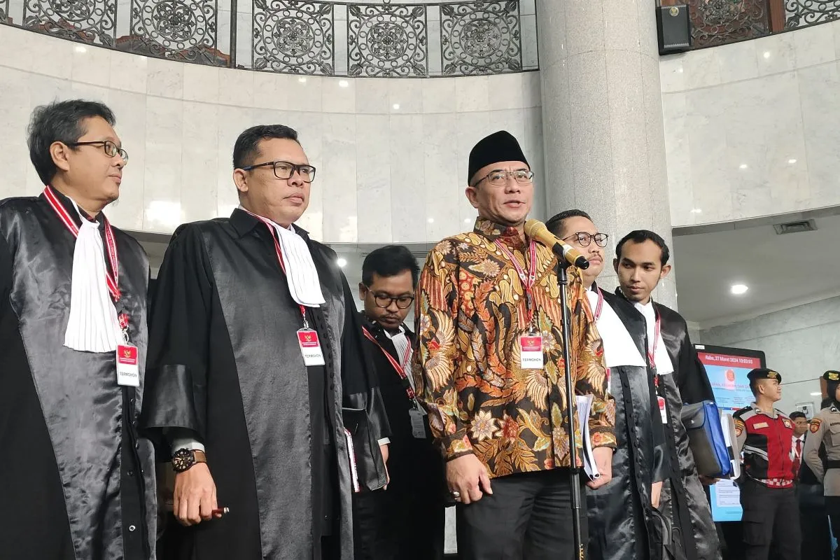 Hasyim Asy'ari Ketua Komisi Pemilihan Umum (KPU) (ketiga dari kiri) saat ditemui di Gedung Mahkamah Konstitusi (MK), Jakarta, Rabu (27/03/2024). Foto: Antara