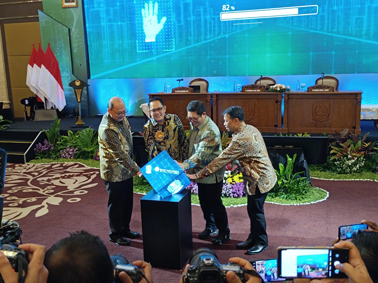 Kantor Perwakilan Bank Indonesia (KPw BI) Jatim bersama Pemerintahan Provinsi Jatim sebagai Tim Pengendalian Inflasi Daerah (TPID) menguatkan sinergi untuk menekan inflasi jelang Ramadan dan Idulfitri, Surabaya, Jumat (8/3/2024). Foto: Risky suarasurabaya.net