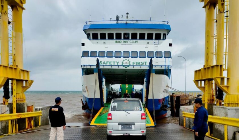 Aktivitas bongkar muat di Pelabuhan Jangkar Situbondo, Jawa Timur. Foto: Antara