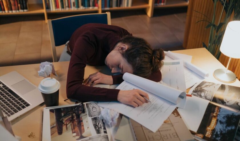 Ilustrasi - Seorang Wanita Kelelahan. Foto: Pexels
