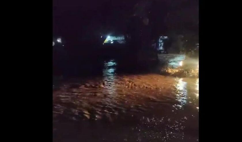 Kendaraan melintas di jalan desa yang tergenang air akibat tanggul sungai jebol di Desa Bedi Kulon, Ponorogo, Kamis (14/3/2024). Foto: Antara