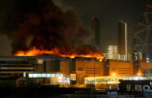 Kobaran api dan asap hitam terlihat keluar dari lokasi konser Crocus City Hall yang terbakar di luar Moskow, Rusia pada Jumat (22/3/2024). Foto: Reuters