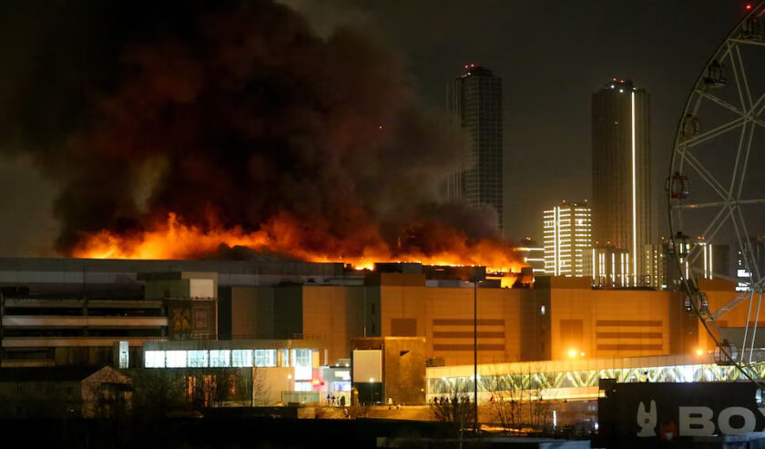 Kobaran api dan asap hitam terlihat keluar dari lokasi konser Crocus City Hall yang terbakar di luar Moskow, Rusia pada Jumat (22/3/2024). Foto: Reuters