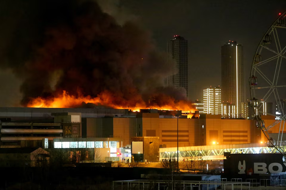 Kobaran api dan asap hitam terlihat keluar dari lokasi konser Crocus City Hall yang terbakar di luar Moskow, Rusia pada Jumat (22/3/2024). Foto: Reuters