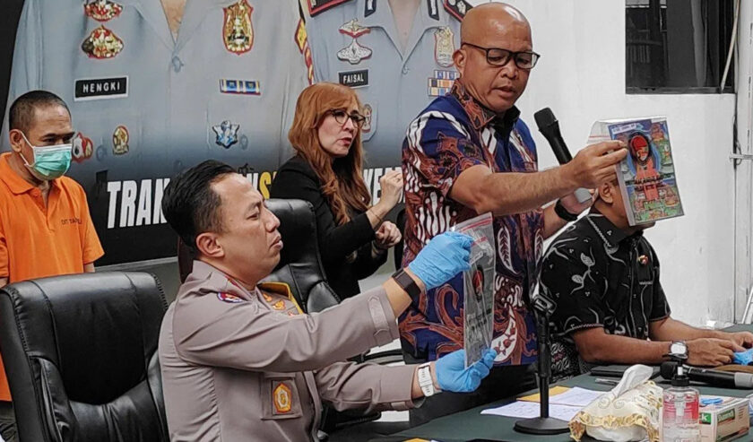 Kombes Pol Hengki Dirresnarkoba Polda Metro Jaya saat menunjukkan barang bukti di Jakarta, Jumat (15/3/2024). Foto: Antara
