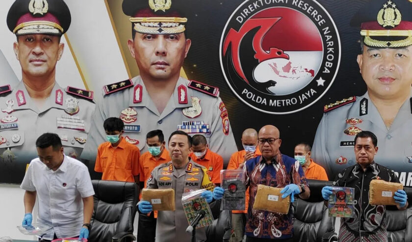 Kombes Polisi Hengki Dirresnarkoba Polda Metro Jaya (kedua dari kanan) saat jumpa pers di Jakarta, Jumat (15/3/2024). Foto: Antara