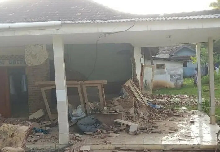 Kondisi rumah terdampak gempa di wilayah Bawean, Kabupaten Gresik Jawa Timur, Jumat (22/3/2024). Foto: BNBP