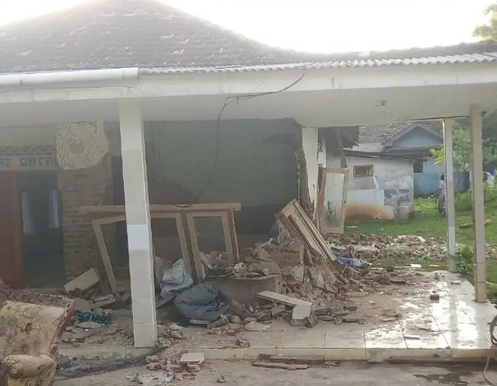 Kondisi rumah terdampak gempa di wilayah Bawean, Kabupaten Gresik Jawa Timur, Jumat (22/3/2024). Foto: BNBP