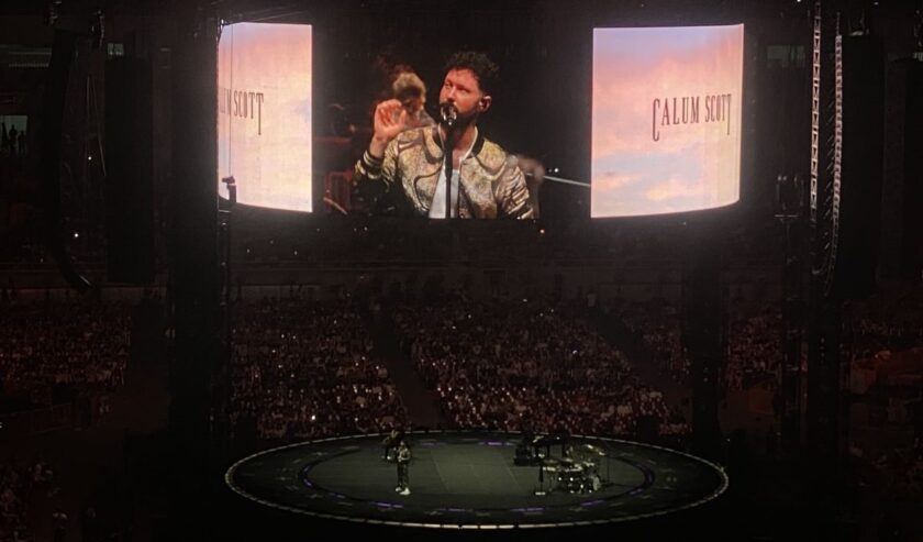 Calum Scott ketika membuka konser Ed Sheeran + - = ÷ x Tour 2024 di Jakarta International Stadium (JIS), Sabtu (2/3/2024). Foto: Antara