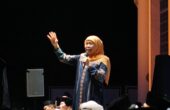 Khofifah Indar Parawansa saat tausiah dalam acara Launching Program Ramadan Genzi di Masjid Al Akbar Surabaya, Minggu (10/3/2024). Foto: Firman Magang suarasurabaya.net