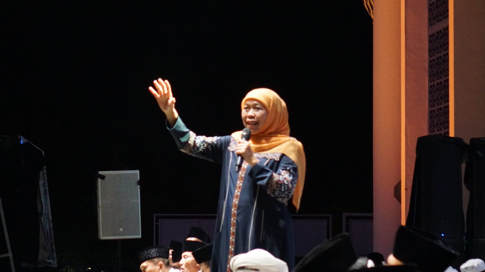Khofifah Indar Parawansa saat tausiah dalam acara Launching Program Ramadan Genzi di Masjid Al Akbar Surabaya, Minggu (10/3/2024). Foto: Firman Magang suarasurabaya.net