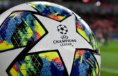 Logo Liga Champions melekat dalam bola resmi yang digunakan dalam kompetisi sepak bola paling bergengsi antarklub Eropa tersebut. Foto: AFP