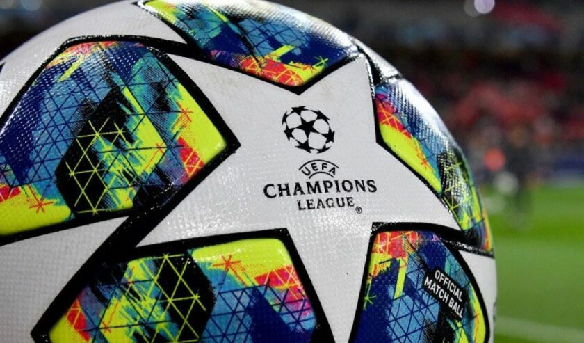 Logo Liga Champions melekat dalam bola resmi yang digunakan dalam kompetisi sepak bola paling bergengsi antarklub Eropa tersebut. Foto: AFP