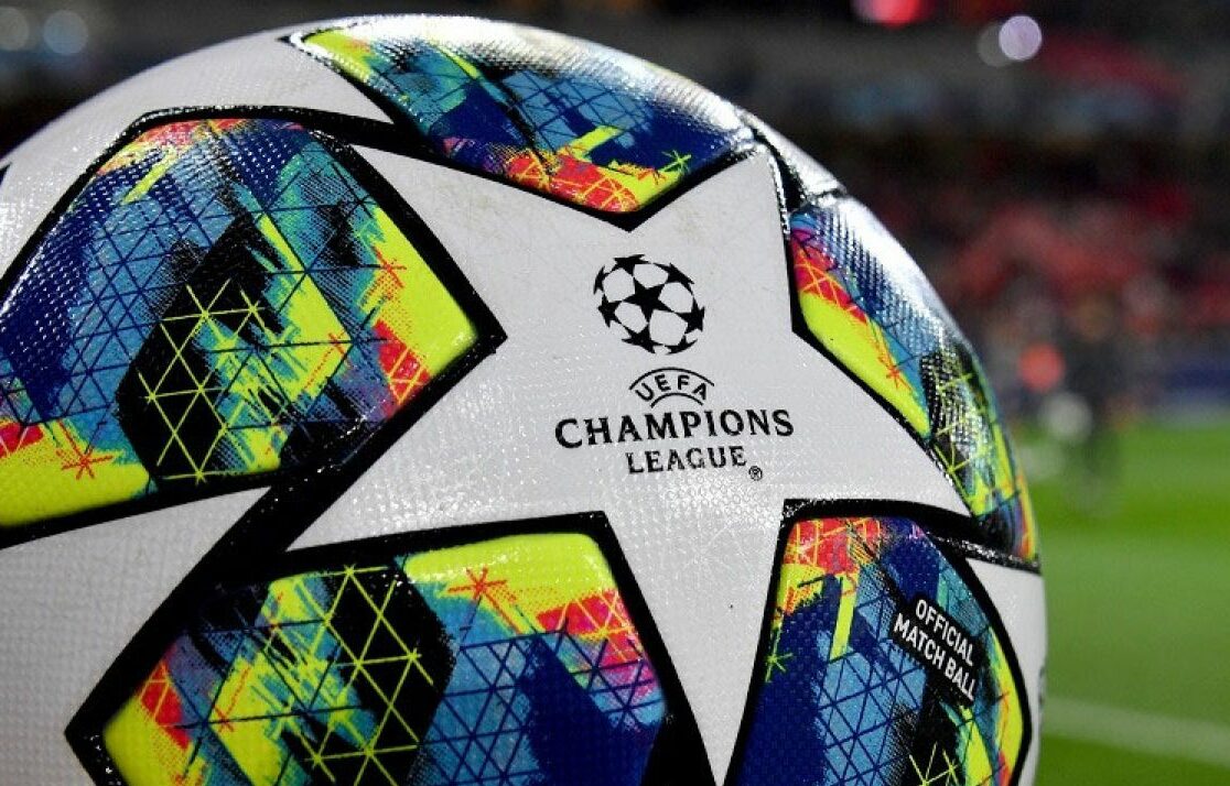 Logo Liga Champions melekat dalam bola resmi yang digunakan dalam kompetisi sepak bola paling bergengsi antarklub Eropa tersebut. Foto: AFP