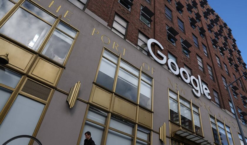 Logo Google di kantor mereka di Kota New York, Amerika Serikat pada 20 Januari 2023. Foto: Reuters