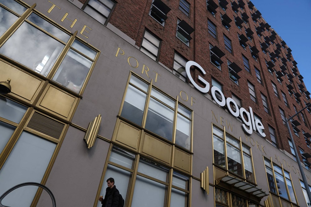 Logo Google di kantor mereka di Kota New York, Amerika Serikat pada 20 Januari 2023. Foto: Reuters