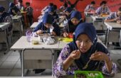 Sejumlah siswa menyantap makanan gratis saat simulasi program makan siang gratis di SMP Negeri 2 Curug, Kabupaten Tangerang, Banten, Kamis (29/2/2024). Foto: Antara