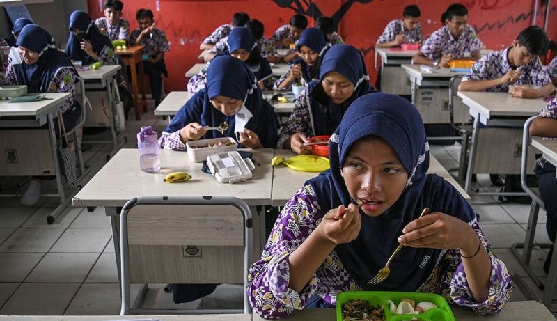 Sejumlah siswa menyantap makanan gratis saat simulasi program makan siang gratis di SMP Negeri 2 Curug, Kabupaten Tangerang, Banten, Kamis (29/2/2024). Foto: Antara