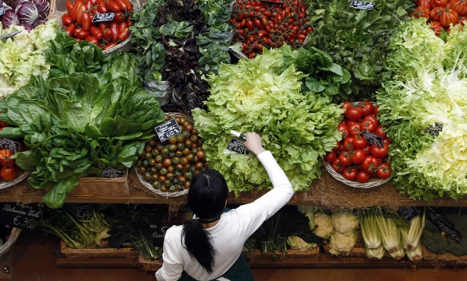 Makanan berserat antara lain bisa didapat dari kacang-kacangan, brokoli, dan bayam. Foto: Reuters