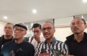 Mantan Komisioner KPK yang bersama Koalisi Masyarakat Sipil memberikan keterangan kepada wartawan usai menyerahkan surat permohonan untuk penahanan terhadap Firli Bahuri di Mabes Polri, Jakarta, Jumat (1/3/2024). Foto: Antara