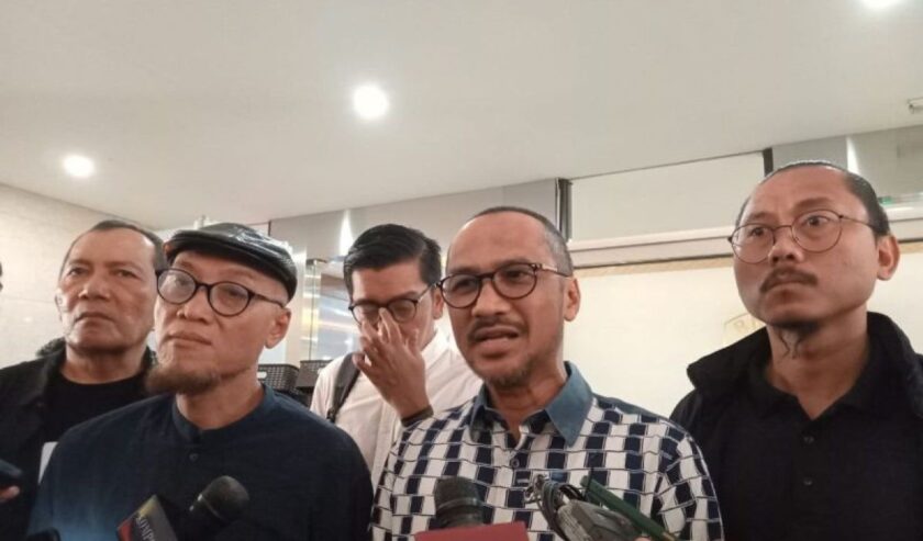 Mantan Komisioner KPK yang bersama Koalisi Masyarakat Sipil memberikan keterangan kepada wartawan usai menyerahkan surat permohonan untuk penahanan terhadap Firli Bahuri di Mabes Polri, Jakarta, Jumat (1/3/2024). Foto: Antara