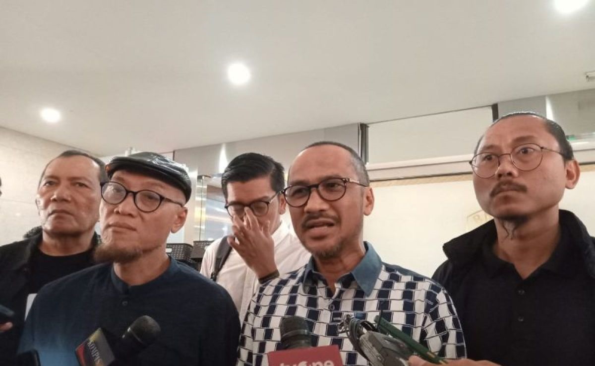 Mantan Komisioner KPK yang bersama Koalisi Masyarakat Sipil memberikan keterangan kepada wartawan usai menyerahkan surat permohonan untuk penahanan terhadap Firli Bahuri di Mabes Polri, Jakarta, Jumat (1/3/2024). Foto: Antara