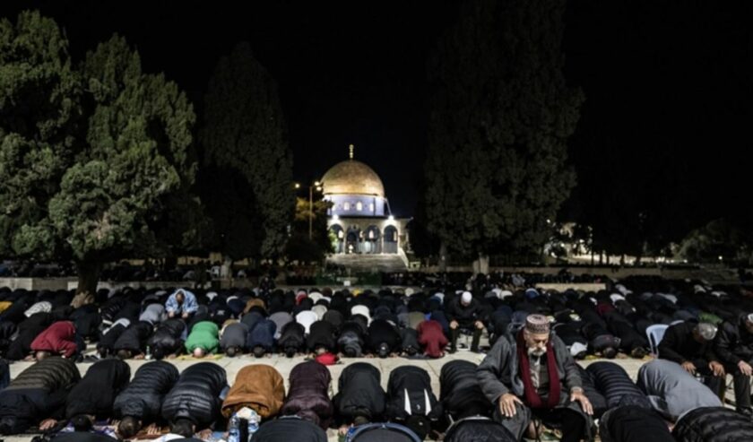 Suasana salat Tarawih di Masjid Al-Aqsa di Yerusalem timur, saat bulan suci Ramadan, Selasa (19/3/2024). Foto: Anadolu