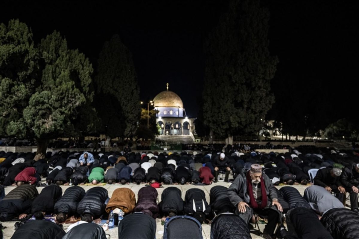 Suasana salat Tarawih di Masjid Al-Aqsa di Yerusalem timur, saat bulan suci Ramadan, Selasa (19/3/2024). Foto: Anadolu