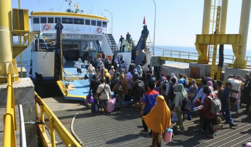 Calon penumpang antre memasuki kapal feri di Pelabuhan Jangkar, Situbondo, Jawa Timur, Sabtu (23/3/2024).