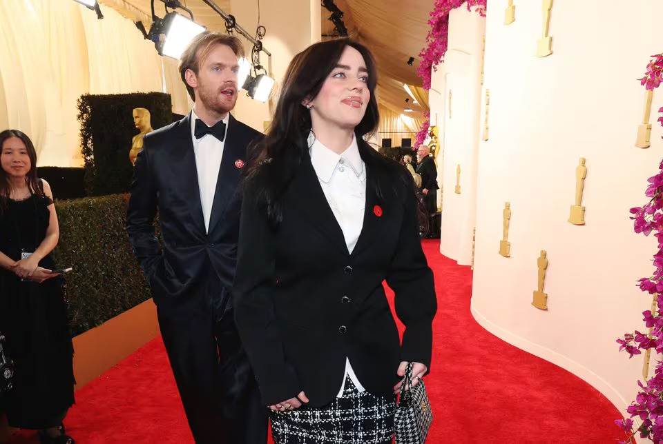 Billie Eilish porte une épingle rouge signifiant cessez-le-feu à Gaza aux Oscars 2024