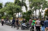 Puluhan driver ojol tiba di depan Apartemen Puncak Kertajaya Keputih Surabaya untuk unjuk rasa, Jumat (15/3/2024). Foto: Meilita suarasurabaya.net