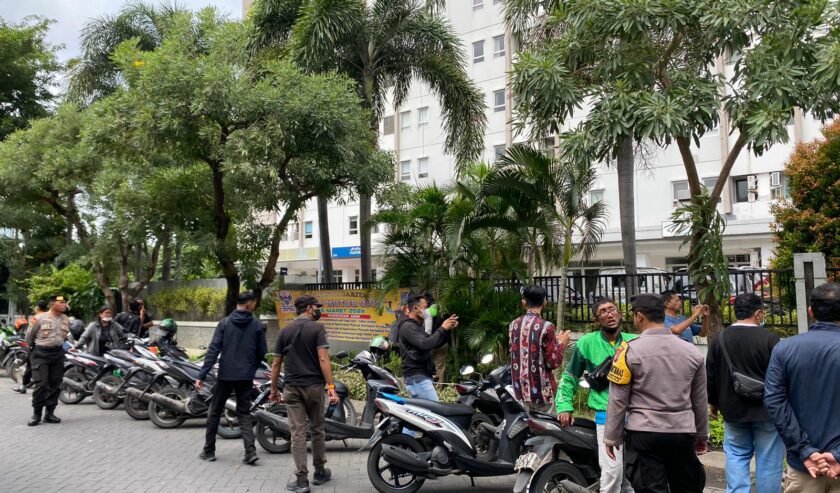 Puluhan driver ojol tiba di depan Apartemen Puncak Kertajaya Keputih Surabaya untuk unjuk rasa, Jumat (15/3/2024). Foto: Meilita suarasurabaya.net