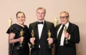 (Kiri ke kanan) Emma Thomas, Christopher Nolan, dan Charles Roven, pemenang penghargaan Film Terbaik untuk 'Oppenheimer,' berpose di ruang pers pada acara Academy Awards Tahunan ke-96 di Ovation Hollywood pada (10/3/2024) di Hollywood, Kalifornia. Foto: Getty Images