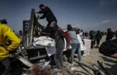 Warga Palestina mengeluarkan puing-puing kendaraan bantuan kemanusiaan yang rusak berat, yang menjadi sasaran serangan udara Israel yang mengakibatkan sembilan orang tewas dan puluhan lainnya luka-luka, di Deir al-Balah, Gaza, Palestina, Minggu (3/3/2024). Foto: Antara