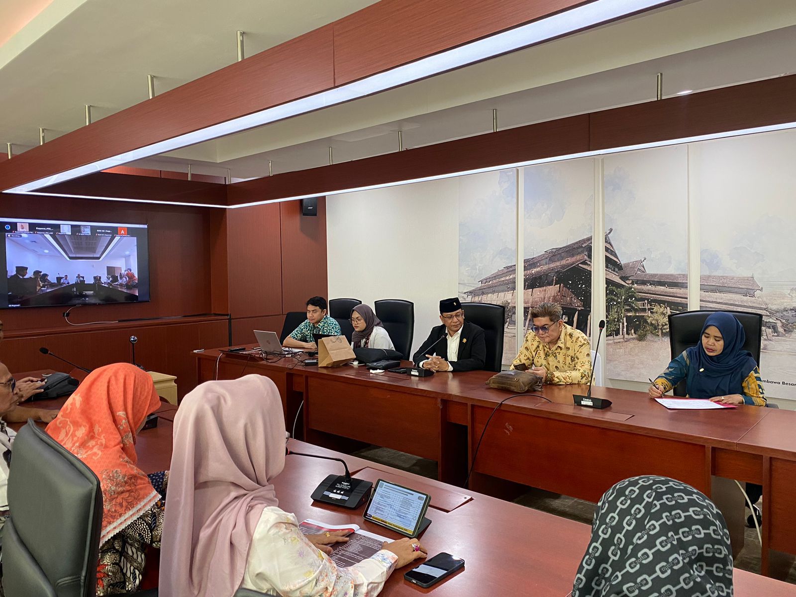 Tim Pansus RPJPD Jawa Timur waktu melakukan kunjungan di Kantor Bappenas, Jumat (29/3/2024). Foto: Istimewa.