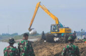 Pekerja mengoperasikan alat berat saat melakukan perbaikan tanggul Sungai Wulan yang jebol dan berdampak banjir di Desa Ketanjung, Karanganyar, Demak, Jawa Tengah, Jumat (22/3/2024). Foto: Antara