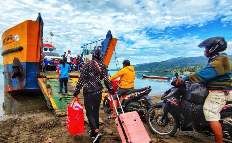 Sejumlah penumpang hendak memasuki kapal feri. Foto: Humas Kemenhub