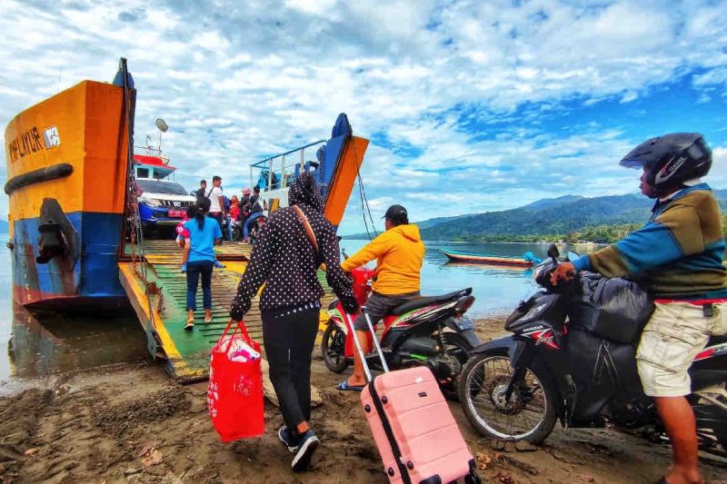 Sejumlah penumpang hendak memasuki kapal feri. Foto: Humas Kemenhub