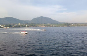 Pembalap F1 Powerboat Danau Toba 2024 menjajal sirkuit menjelang free practice, Jumat (1/3/2024). foto: Antara