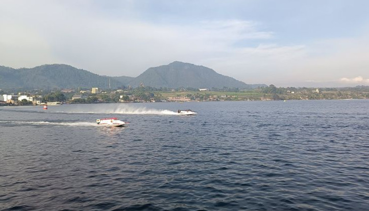 Pembalap F1 Powerboat Danau Toba 2024 menjajal sirkuit menjelang free practice, Jumat (1/3/2024). foto: Antara