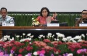 Sri Mulyani Indrawati Menteri Keuangan (tengah) bersama Tito Karnavian Menteri Dalam Negeri Muhammad (kiri) dan Abdullah Azwar Anas Menteri Pendayagunaan Aparatur Negara dan Reformasi Birokrasi (PAN RB) (kanan), menyampaikan keterangan kepada wartawan terkait pemberian tunjangan hari raya (THR) dan gaji ke-13 untuk aparatur sipil negara (ASN)