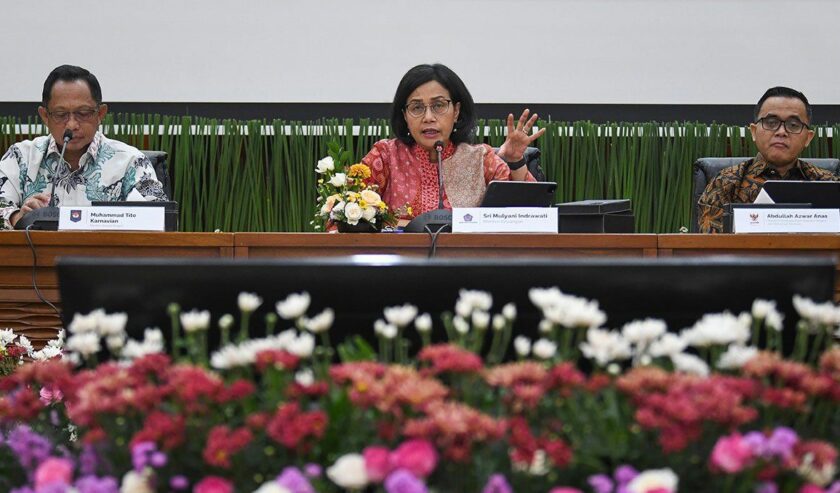 Sri Mulyani Indrawati Menteri Keuangan (tengah) bersama Tito Karnavian Menteri Dalam Negeri Muhammad (kiri) dan Abdullah Azwar Anas Menteri Pendayagunaan Aparatur Negara dan Reformasi Birokrasi (PAN RB) (kanan), menyampaikan keterangan kepada wartawan terkait pemberian tunjangan hari raya (THR) dan gaji ke-13 untuk aparatur sipil negara (ASN)