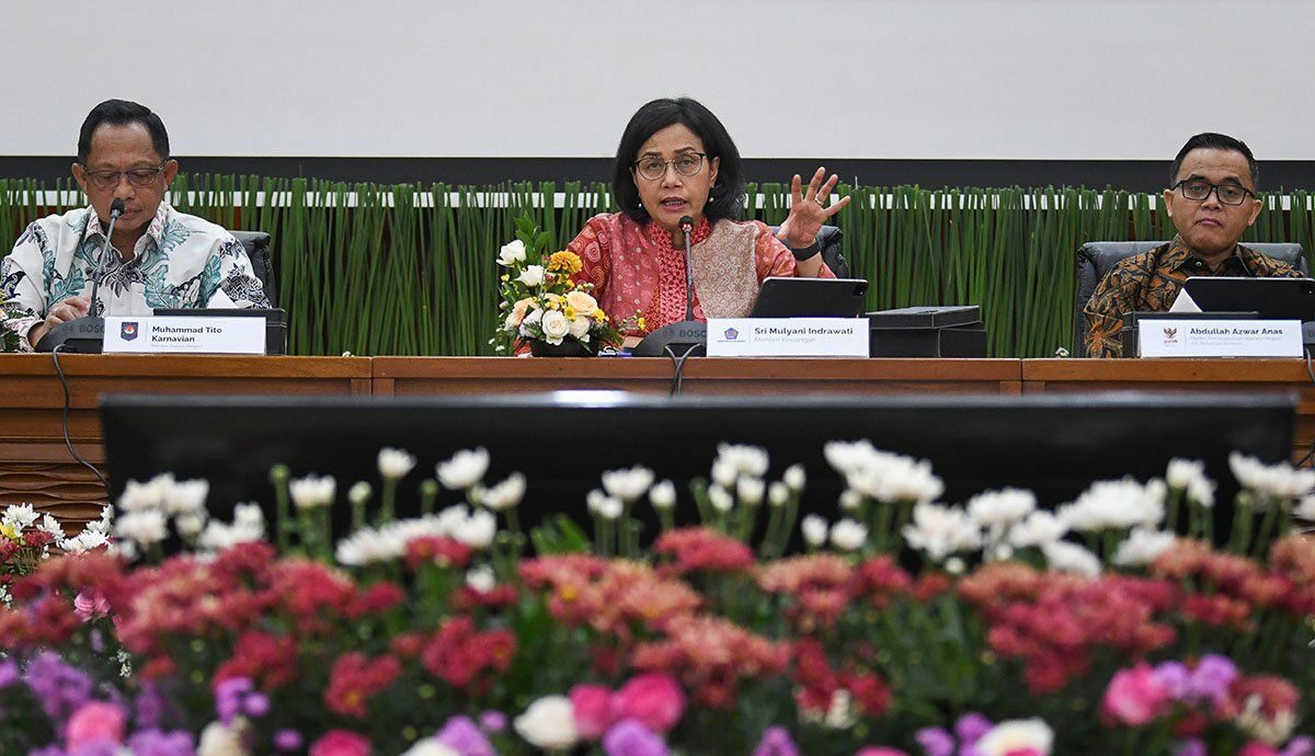 Sri Mulyani Indrawati Menteri Keuangan (tengah) bersama Tito Karnavian Menteri Dalam Negeri Muhammad (kiri) dan Abdullah Azwar Anas Menteri Pendayagunaan Aparatur Negara dan Reformasi Birokrasi (PAN RB) (kanan), menyampaikan keterangan kepada wartawan terkait pemberian tunjangan hari raya (THR) dan gaji ke-13 untuk aparatur sipil negara (ASN)