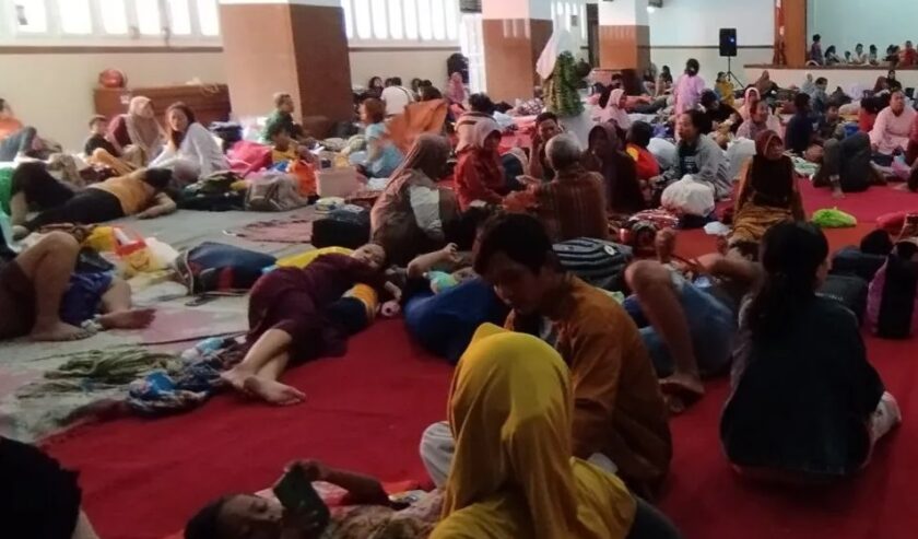 Pengungsi yang ditempatkan di aula DPRD Kabupaten Kudus, Jawa Tengah pada Minggu (17/3/2024). Foto: Antara