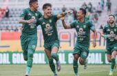 Selebrasi Bruno Moreira (dua dari kiri) usai mencetak gol ke gawang PSS Sleman melalui eksekusi penalti pada menit ke-30, Minggu (3/3/2024). Foto: Persebaya